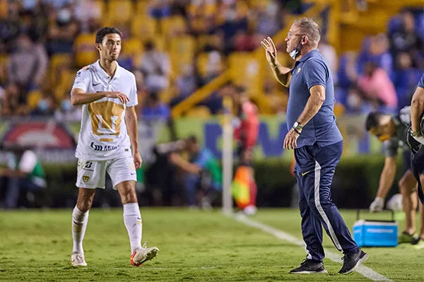 El lateral recibe instrucciones de Lillini