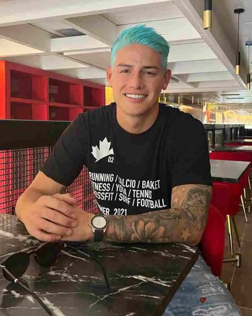 James cin el cabello azul