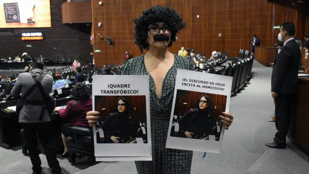 Salma Luévano se disfrazó de Quadri para exigir su desafuero