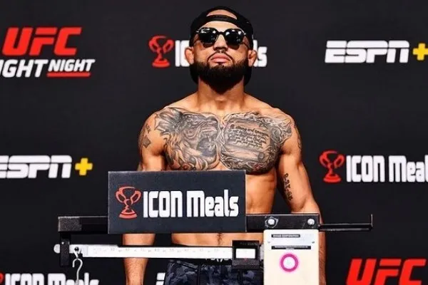 Miles Johns en ceremonia de pesaje