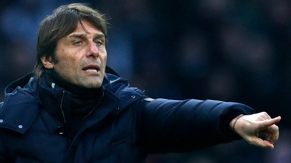 Antonio conte dirigiendo partido de Tottenham Hotspur