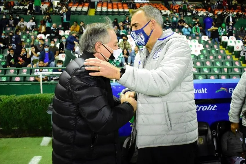 IMAGO7 Ariel Holan previo a un partido del León