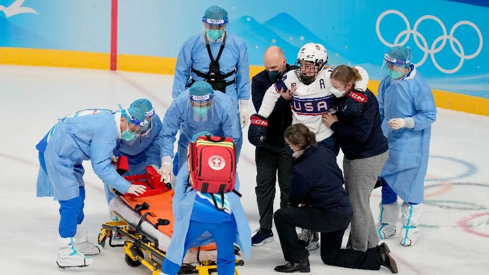 Brianna Decker es atendida por los médicos tras sufrir lesión