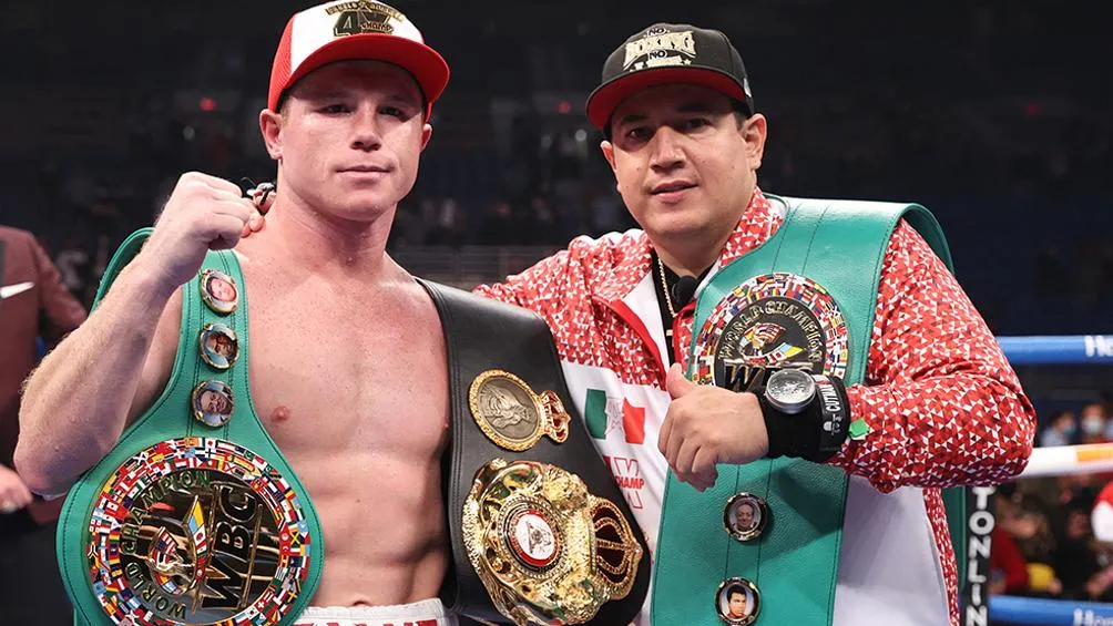 Saúl 'Canelo' Álvarez junto a Eddy Reynoso tras ganar pelea