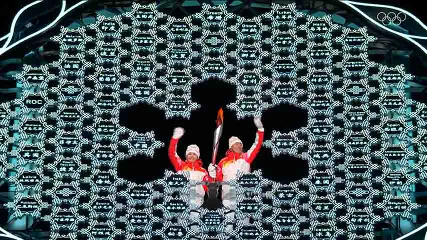 Dinigeer Yilamujiang y Zhao Jiawen, encendieron el perbetero olímpico