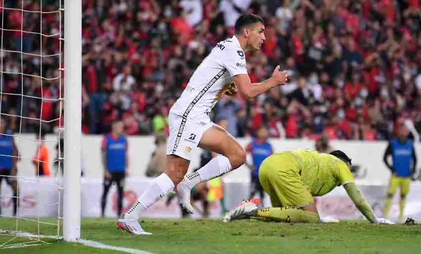 Dinenno tras anotar gol en el Jalisco en la Semifinal del Ap2021