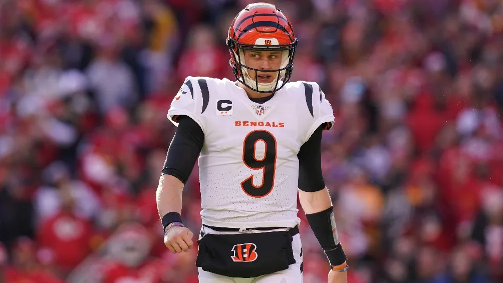 Joe Burrow jugando partido de la NFL con los Cincinnati Bengals