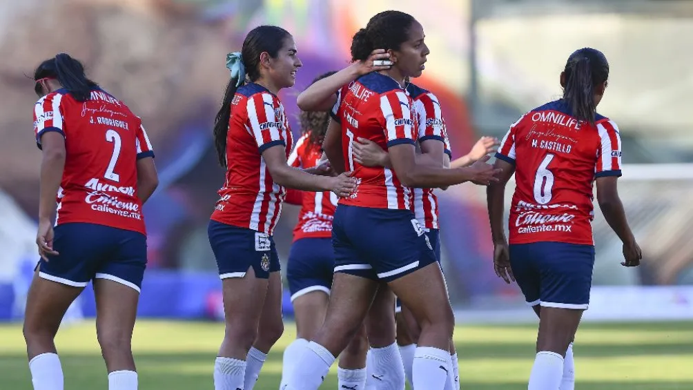 Jugadoras de Chivas celebrando anotación ante Queretaro