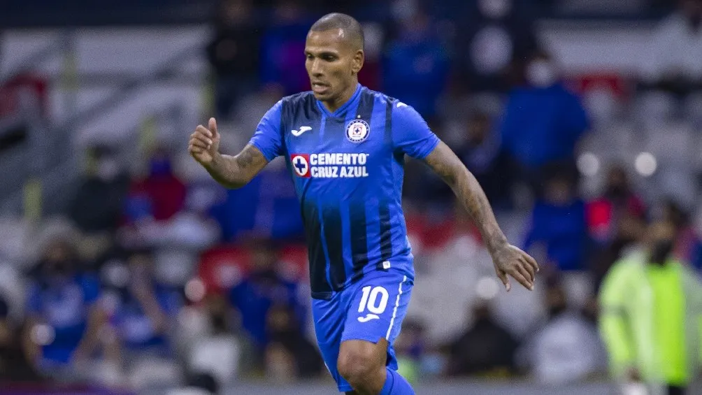 Rómulo Otero jugando partido con Cruz Azul en la Liga MX