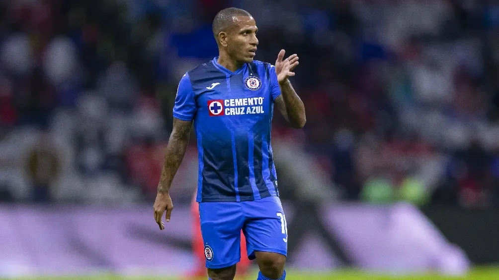 Rómulo Otero jugando partido con Cruz Azul en la Liga MX