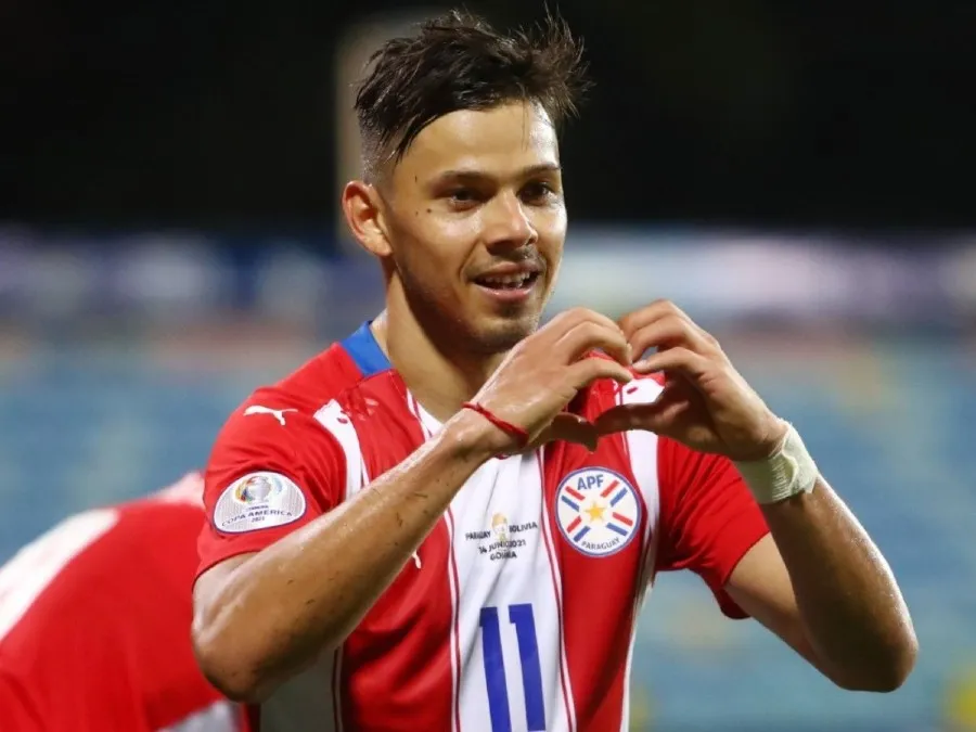 Ángel Romero durante un partido con Paraguay