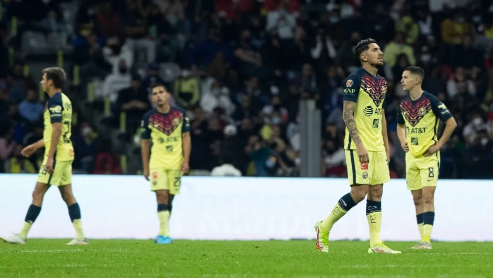 MIGUEL PONTÓN / AGENCIA RÉCORD Jugadores del América en lamento