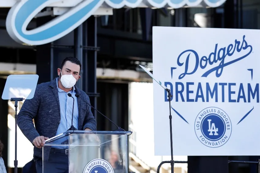 Adrián González en un evento de los Dodgers
