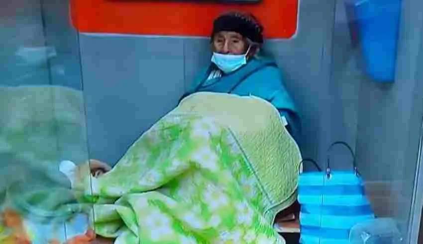 Ancianita esperando a su hija