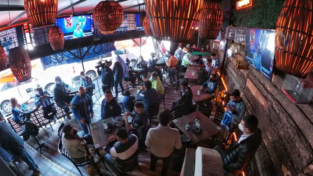 Afición de Rayados del Monterrey en CDMX viendo el Mundial de Clubes