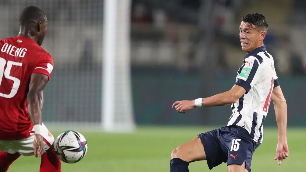 MEXSPORT Héctor Moreno pelea un balón