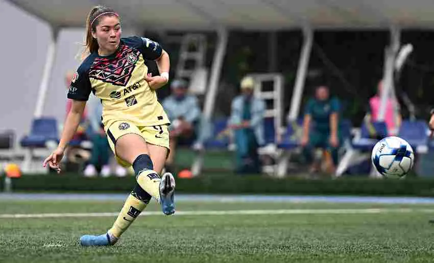 Katty tirando el penalti