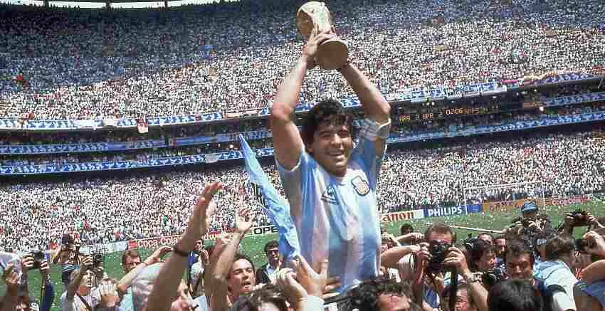 Maradona alzando la Copa del Mundo en el Azteca
