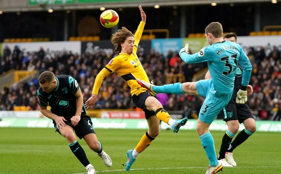 Fabio Silva pelea balón