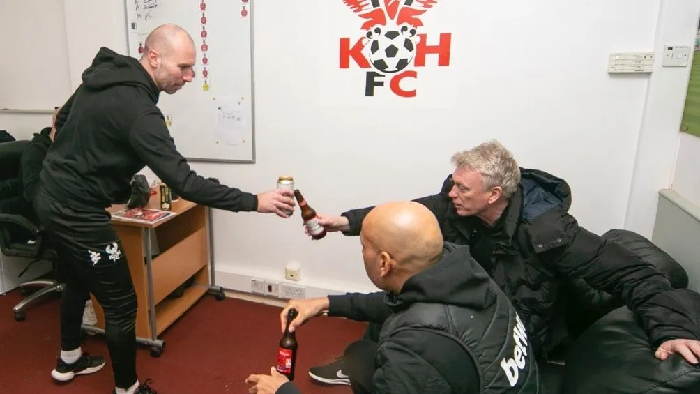 Moyes y Penn comparten una cerveza