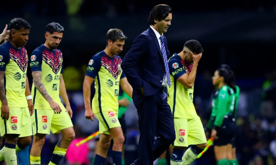 Jugadores y técnico del América tras derrota ante San Luis