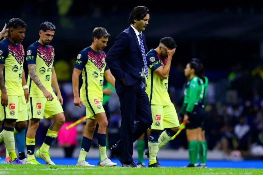 IMAGO7 Jugadores del América y Solari tras la derrota