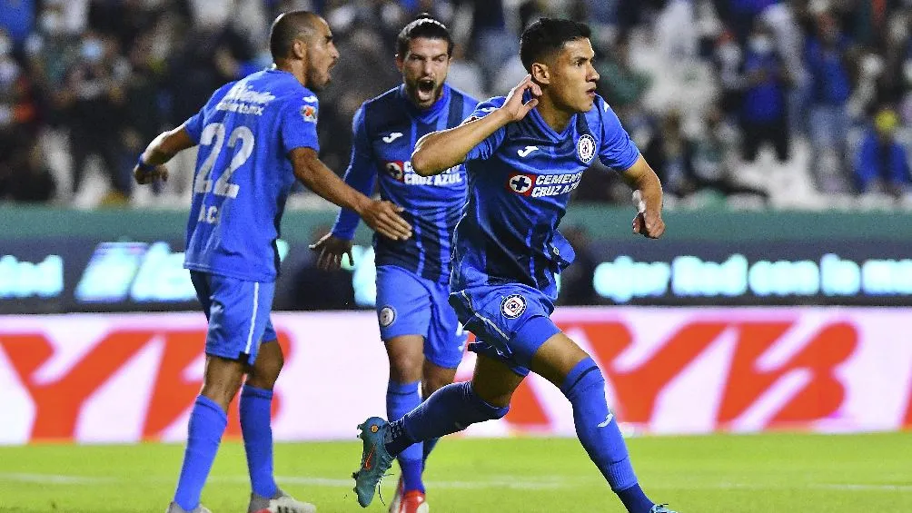 MEXSPORT Uriel Antuna festejando gol con Cruz Azul ante el León