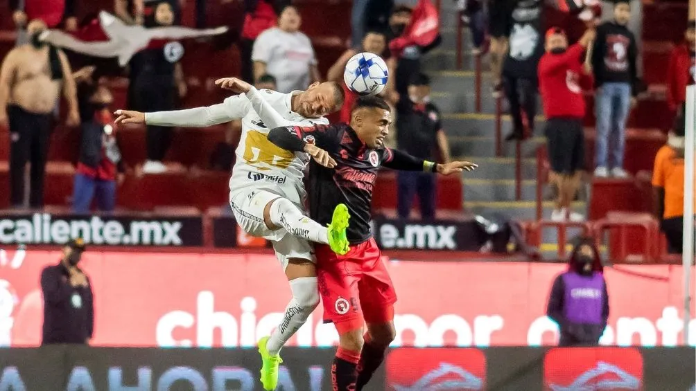 IMAGO7 Arturo Ortiz peleando un balón
