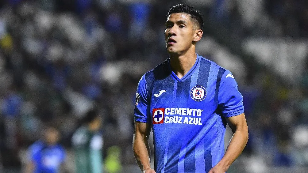 Uriel Antuna festejando gol con Cruz Azul ante León