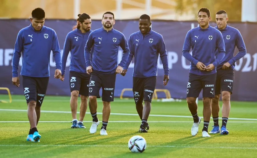 Jugadores de Rayados en práctica