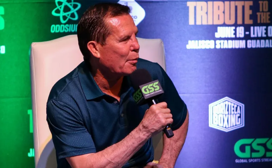 Julio César Chávez en conferencia