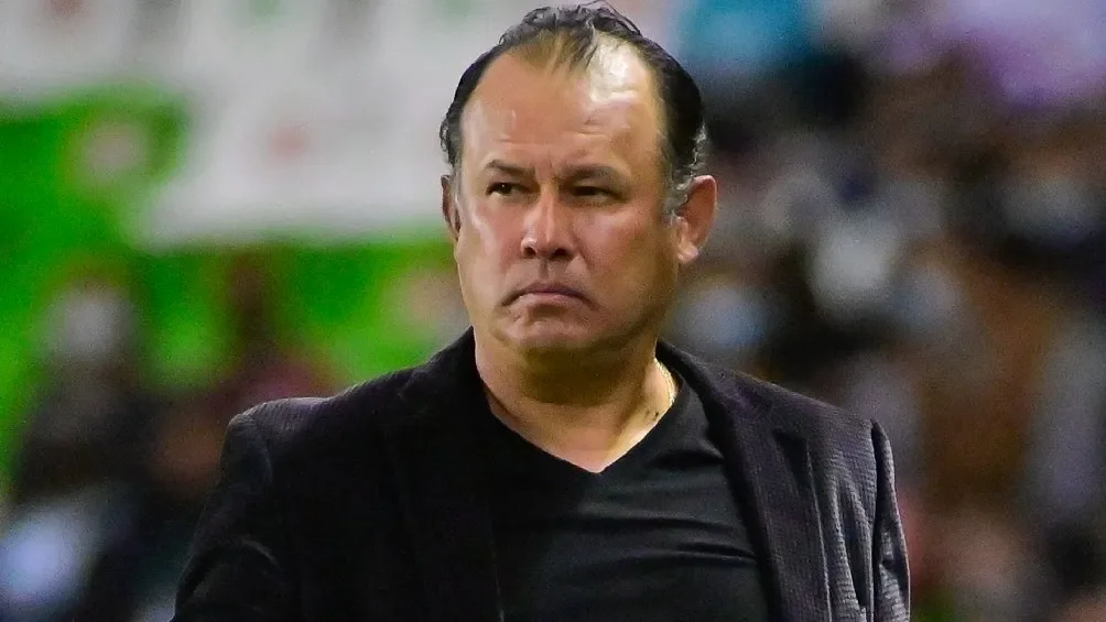 Juan Reynoso dirigiendo a Cruz Azul en partido ante León