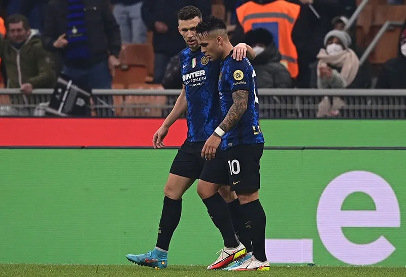 Lautaro durante un duelo con el Inter