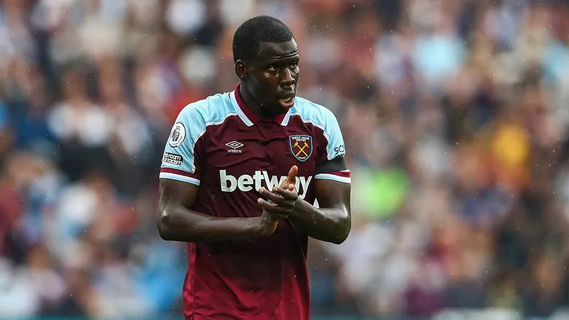 Kurt Zouma durante un duelo con West Ham
