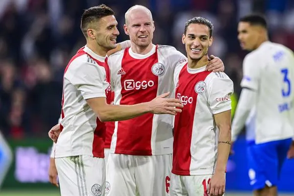 IMAGO7 Elementos del Ajax celebran una diana