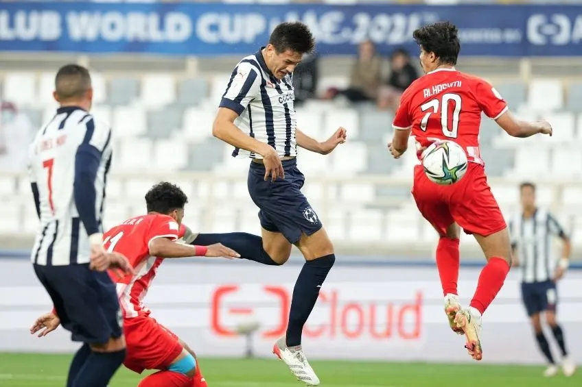 Montes disputa un balón