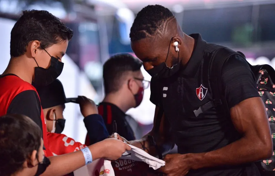 El colombiano firmando autógrafos