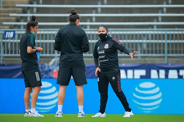 Mónica Vergara da instrucciones en un entrenamiento