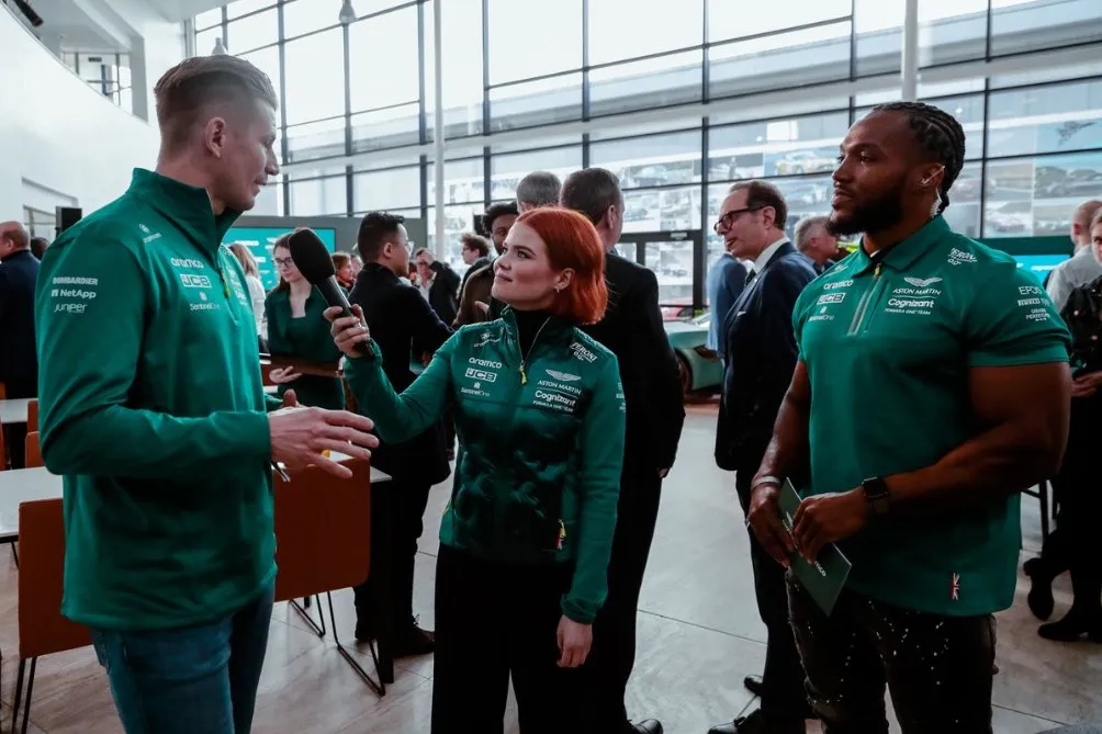 El equipo de Aston, previo al lanzamiento mundial del AMR22