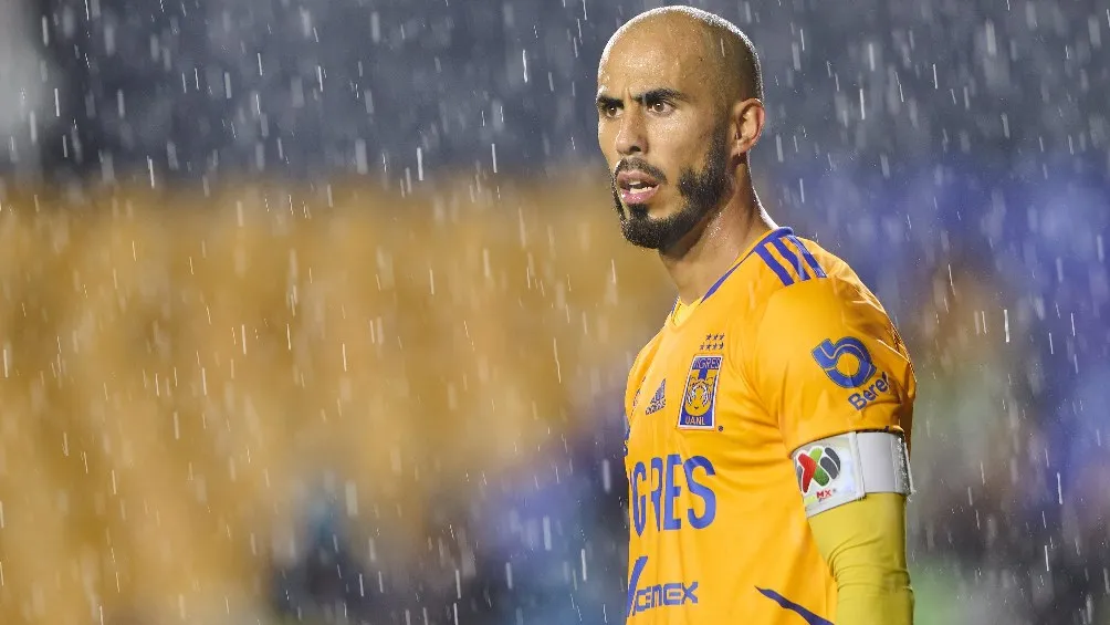Guido Pizarro jugando partido con Tigres en la Liga MX