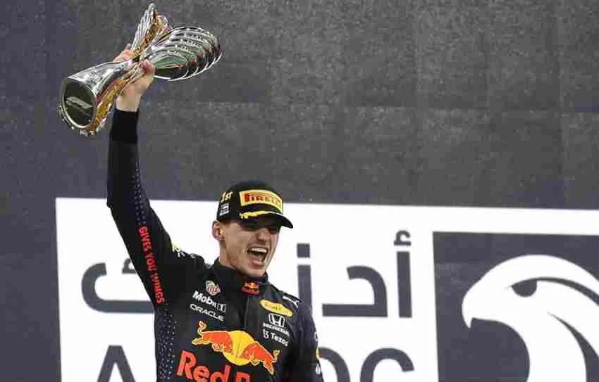 Max alzando su trofeo