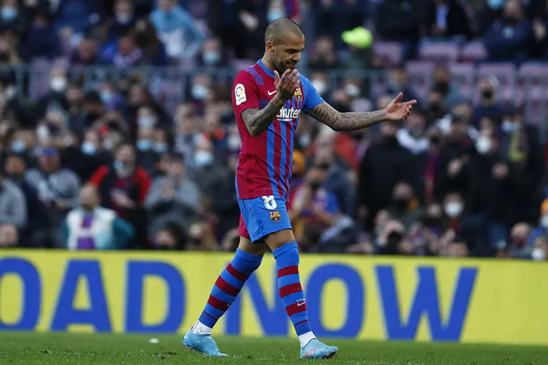 Dani Alve durante un duelo con el Barcelona