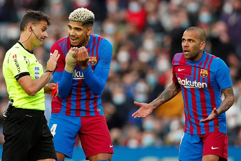 Momento en que Alves recibe la tarjeta roja