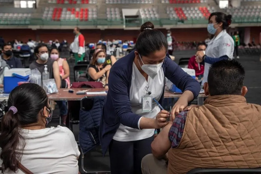 Personas vacunándose contra la Covid-19