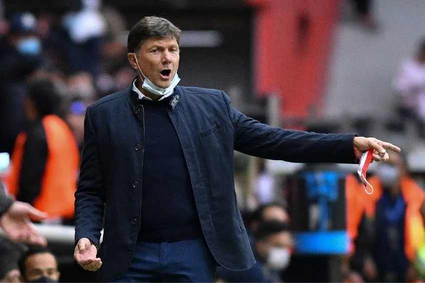 Hernán Cristante dirigiendo al Toluca