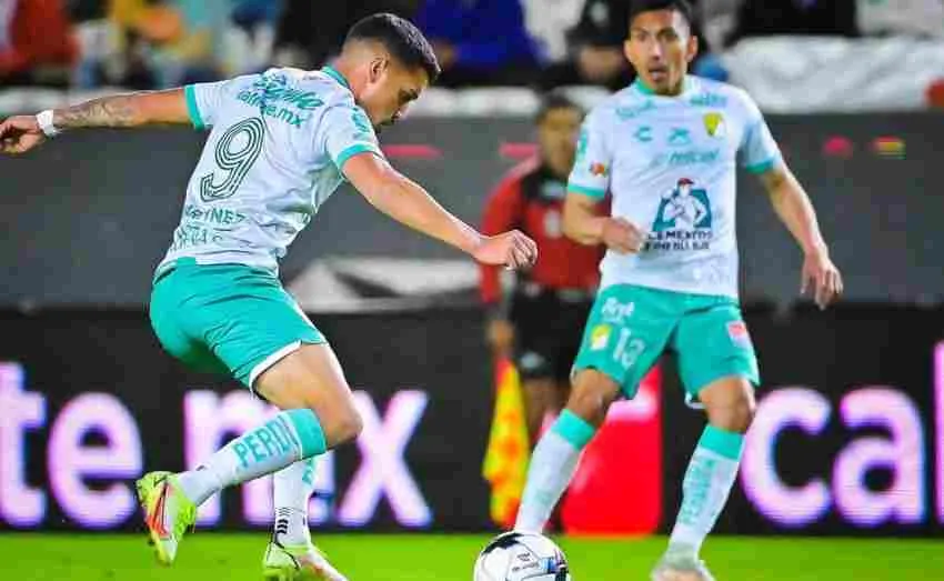 IMAGO 7 Fede jugando con León