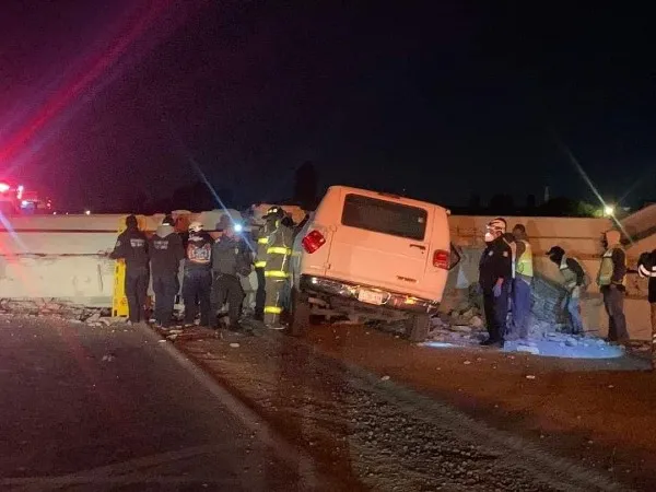 Trabe aplasta a camioneta en la México-Pachuca