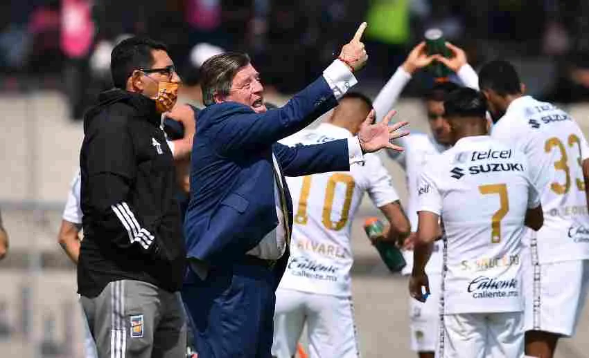 Piojo Herrera dirigiendo a Tigres ante Pumas