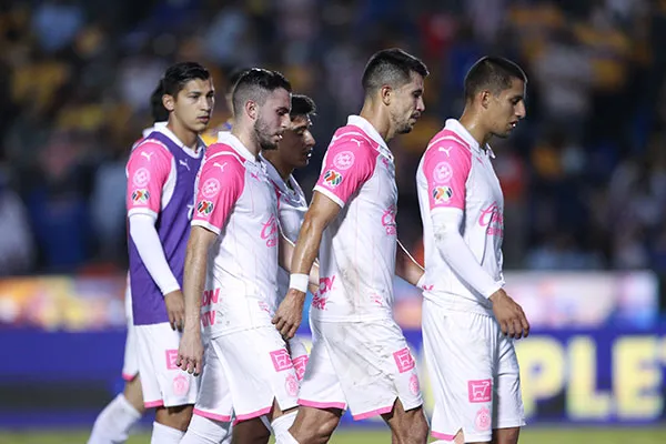 Jugadores de Chivas tras la derrota con Tigres del torneo pasado