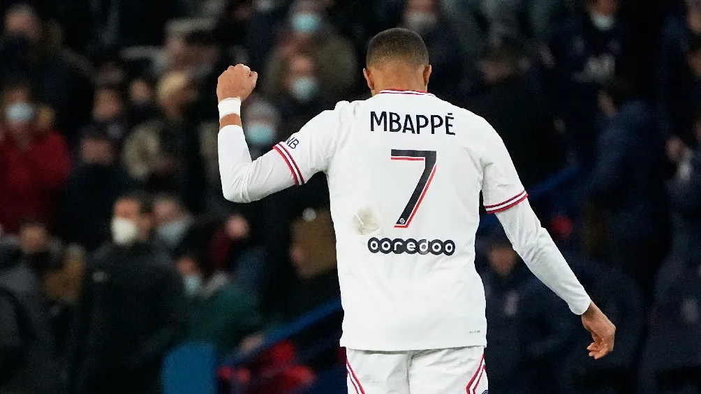 Kylian Mbappé festejando gol con el París Saint-Germain